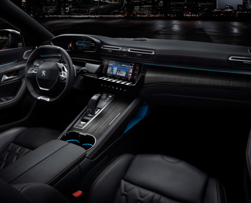 Moderner Innenraum mit neuester Technologie im Peugeot 508.