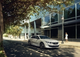 508 Plug-In Hybrid in weiß auf der Fahrt in der Stadt.