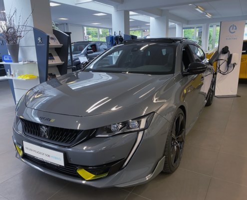 Peugeot 508 Plug-In Hybrid beim Ladevorgang