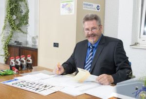 Rudolf Zink in der KFZ-Zulassungsstelle